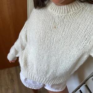 stickad tröja - fin stickad tröja från bikbok🤍