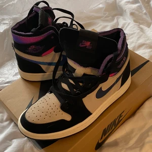 Jordan 1 High Paris Saint Germain - 38,5 - Knappt använda och är som nya! Passar både herr och dam.  Kommer med rosa skosnören med och låda. 