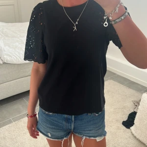 Svart topp - Snygg svart T-shirt med broderade ärmar😍😍 kommer tyvärr inte till användning 
