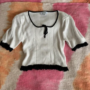 Stickad topp - En söt stickad topp med lace detaljer 🖤🤍 bara testad! 