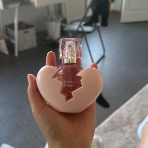 Ariana grande  - Parfymen är princip oanvänd, enbart testad. Frakt ingår inte. Vet tyvärr inte hur många ml men tror 30 ml 
