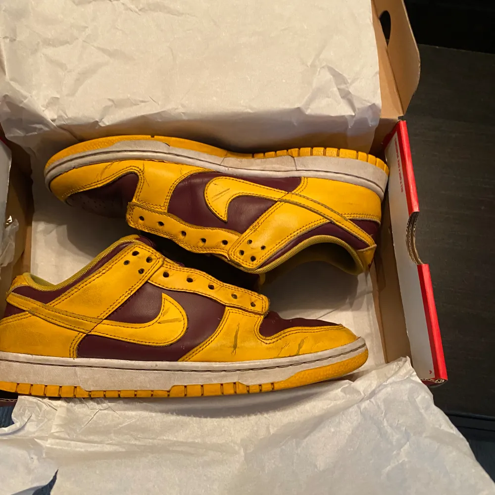 Nike dunk skor storlek, 42 Passar även 43. Färg vinröd/gul. Du som köper får även med CREASE GUARDS aldrig använda. Priset går diskuteras. (Originalpris från Nike 1250kr). Skor.