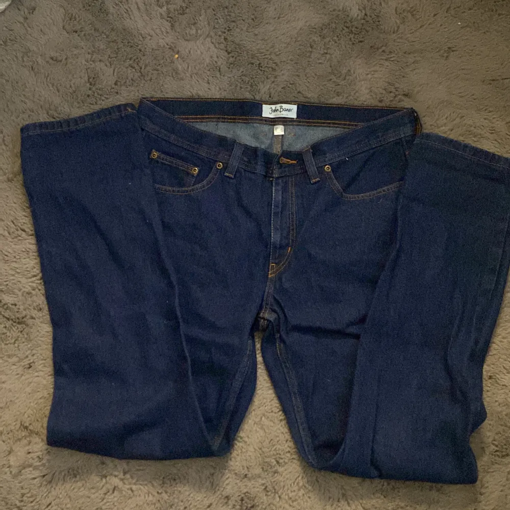 Säljer dessa jeans jag fick av min farfar då de är för stora, det är inte använda alls och är i bra skick. . Jeans & Byxor.