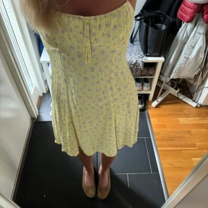 Gul klönning - Säljer min underbara klänning från Zara i strl XS, passar mig som vanligtvis har S. Klänningen är i silke/satin så väldigt bekväm. 
