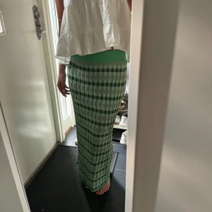 Kjol - Långkjol från Mango i Strl M, superfin och skön kjol som sitter löst och lowwaist. Aldrig använd. 