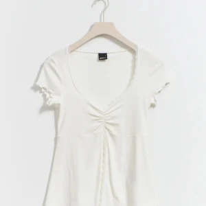 Vit topp - Jag säljer min jätte fina vita topp från Gina, aldrig använt och prislappen sitter kvar🤍