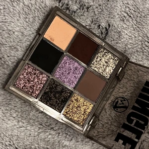 Ögonskuggspalett  - Liten Ögonskuggspalett som endast är testad. Skriv till mig vid frågor så svarar jag så snabbt jag kan! 💞☺️