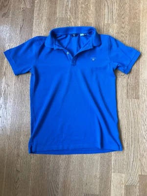 Gant piké - Säljer en mycket snygg gant pike som passar perfekt nu till sommaren. Den är i storlek 158-164/13-14år. Men skulle säga att den ungefär passar XS. Hör av er vid frågor eller funderingar.