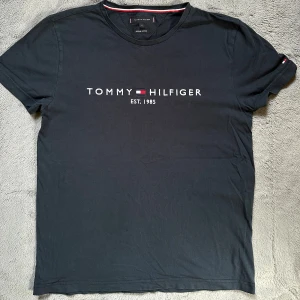 Tommy Hilfiger t-shirt - Använd ett fåtal tillfällen och är i mycket fint skick. Marinblå 100% bomull