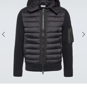 Moncler cardigan - Riktigt snygg moncler cardigan passar både vår sommar å höst, Passar mellan 165-175 beroende på vikt.   Skriv vid minsta fundering och ja den har såklart scan😁