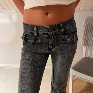 Jättesnygga lowwaist jeans med knappdetalj fram som tyvärr blivit för små för mig. Vintage 90/00 tal  Pga flytt så rensar jag min garderob och säljer massa fina saker på min profil, jag samfraktar gärna!