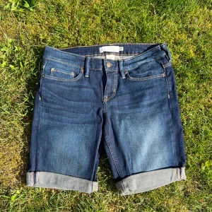 Jeans shorts  - Jeans shorts i mörk tvätt, knappt använda, slutar mitten av låret och är lågmidjade