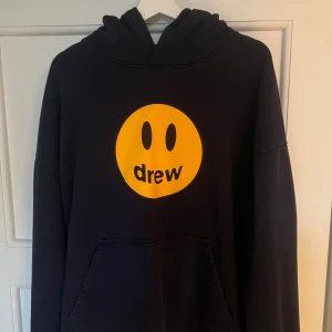 Drew Hoodie  - Säljer denna Drew House hoodien i storlek L Den är knappt använd och är i suveränt skick