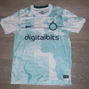 Inter, fotbolls törja med en unik färg perfekt till sommaren. 10/10 skick - Säljer pga att dne va lite stor.