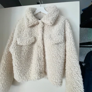 Teddyjacka - En söt och krämvit tunnare Teddyjacka från ginatricot i storlek S.🤍(Saknar fickor, det som syns på bild är endast detaljer) Kan gå ner i pris så lämna prisförslag!🤍