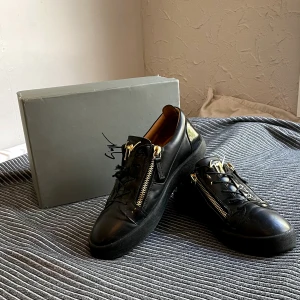 Guiseppe Zanotti skor - Ett par feta Guiseppe Zanotti skor i strl 45 i bra skick det behövs dock nya snören då de gått sönder. Säljer de för 900 då jag tappat kvittot och snörena behöver bytas. Priset kan diskuteras vid snabb affär.