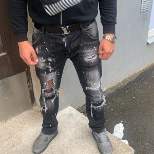 Hej jag säljer fina dsq2 byxor använda 3-4 ggr  - Bra skick 