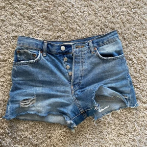 Jeansshorts  - Fina jeansshorts från Gina i storlek 34💕 