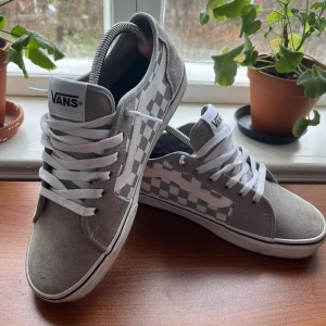 Vans skor - Ett par gråa Vans skor som nästan är helt nya. Använda ett fåtal gånger men är i gott skick! 