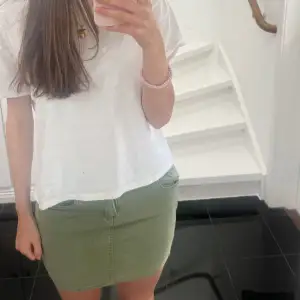 Säljer denna jättefina kjol i denim. Så fin grön färg och passar perfekt nu till sommaren och våren!!🥰