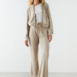 Gina tricot velour set - Som nya, endast använda 2-3 ggr. Litet märke finns på byxan (se sista bilden) 