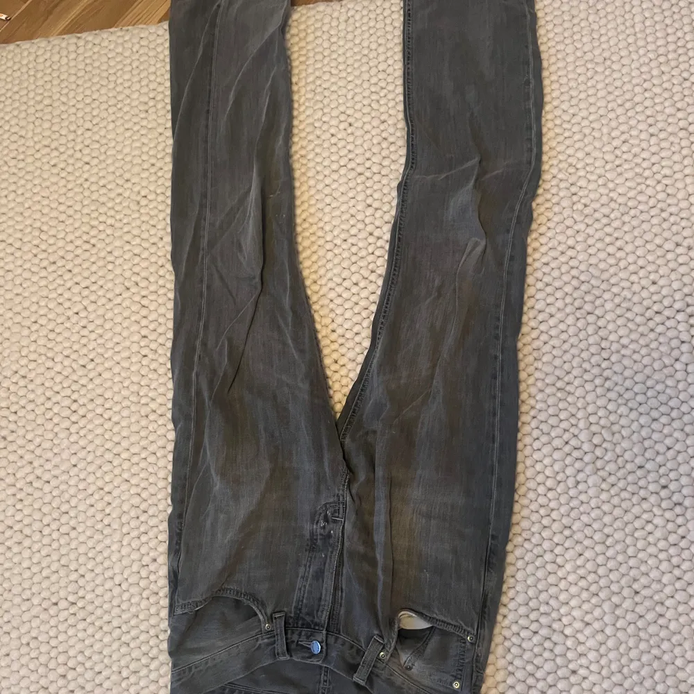 Ett par väldigt ovanliga nudie jeans. Modellen heter loose leif o är lite mer pössiga o lite bootcut men väldigt snygga. . Jeans & Byxor.