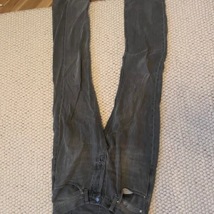 Nudie - Ett par väldigt ovanliga nudie jeans. Modellen heter loose leif o är lite mer pössiga o lite bootcut men väldigt snygga. 