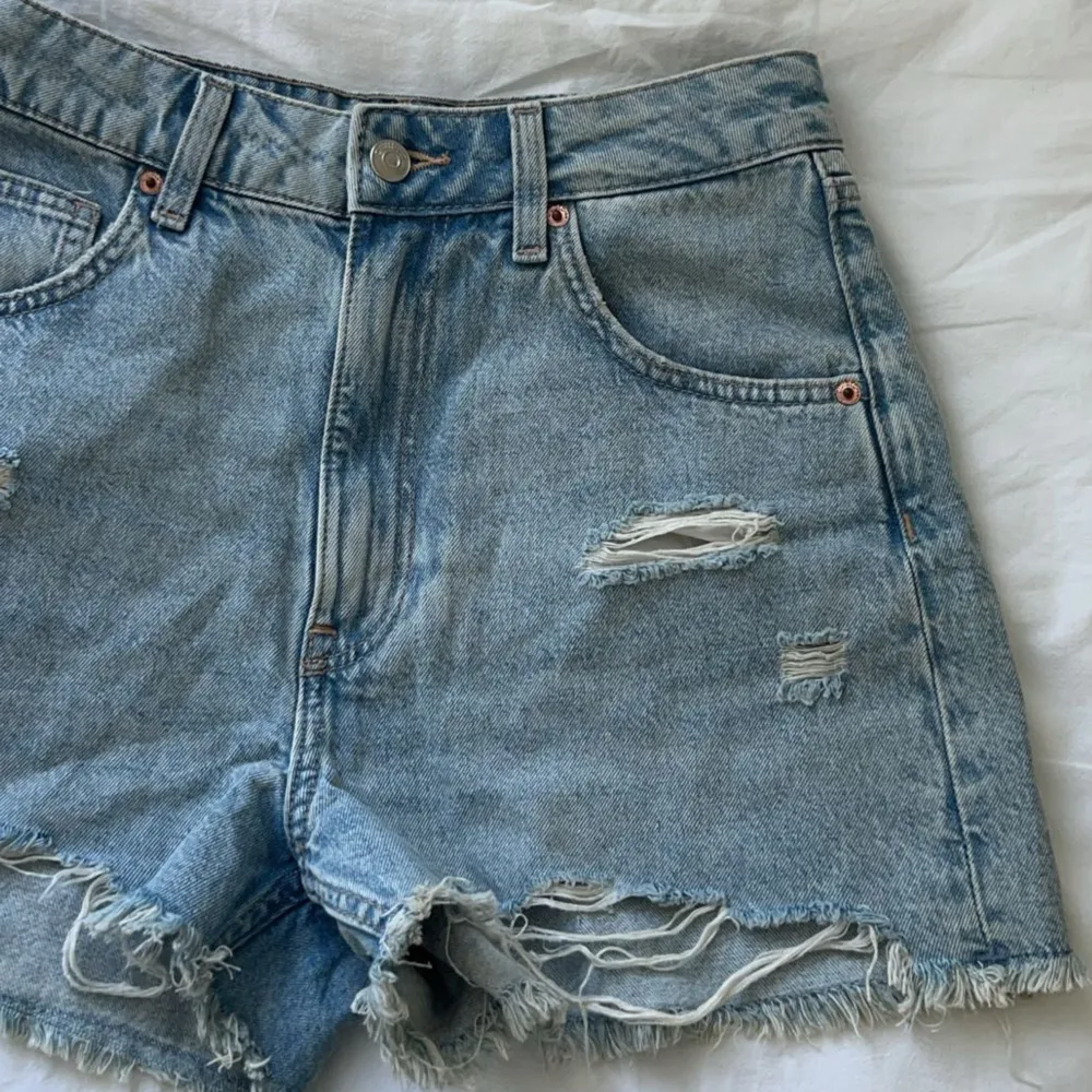 säljer dessa fina jeans shortsen, perfekt nu till sommaren💕. Shorts.