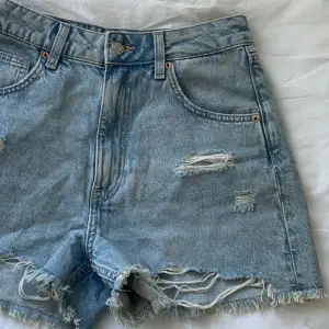 säljer dessa fina jeans shortsen, perfekt nu till sommaren💕