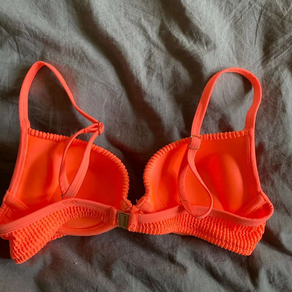 Jättefin bikinitopp med push up som aldrig är använd utan endast prövad💘(den är mer korall än orange). Övrigt.