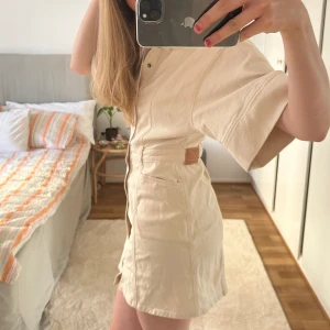 Jeansklänning - Oanvänd benvit jeansklänning ifrån pepe jeans! Köpte förra året men kom aldrig till användning. Strl M