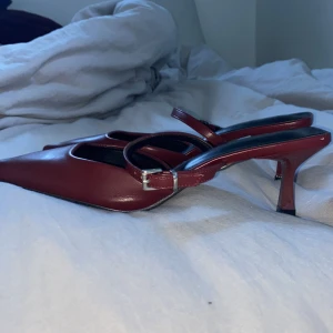 Röda spetsiga klackar - Röda spetsiga klackar. Under skorna står det storlek 41 men skulle säga att de är 39! De liknar de populära Mango klackarna som ofta är slut. Klacken är mellan 3-4 cm hög. Klackarna passar jättebra till exempelvis långkjol eller jeans!