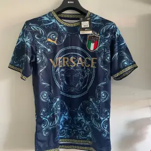 Helt oanvänd Italien tröja. Säljer för att köpte den i Italien för ett tag sen men glömde bort den helt och nu insåg jag att den inte passar! Priset är diskuterandet! Skriv om funderingar!