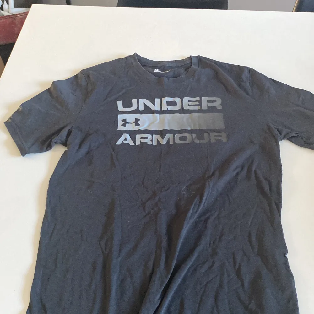 Fint skick. Under Armour. Stl M. T-shirts.