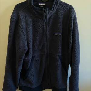 Patagonia Fleece size S , navy bra skick.