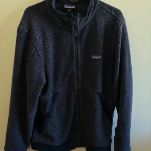 Patagonia Fleece - Patagonia Fleece size S , navy bra skick.