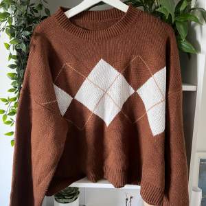 Säljer nu min stickade bruna tröja i storlek S/M🎀 tröjan är ovetandes så den passar fler🌸