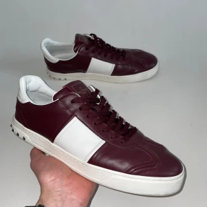 Valentino Flycrew - Säljer mina super snygga vinröda valentino flycrew skor. Nästan helt oanvända skick 9/10. Nypris 7000 tillverkas inte längre. Storlek 43. Dustbag medföljer. INGA BYTEN