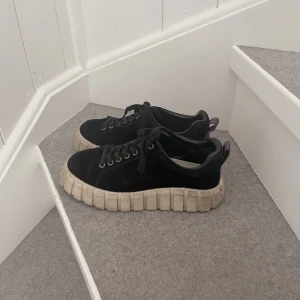 Eytys skor  - Säljer mina eytys skor🩷 Slutsålda på eytys hemsida, är i modellen odessa i svart mocka  Köpta för 2000kr Pris kan diskuteras vid snabb affär🩷