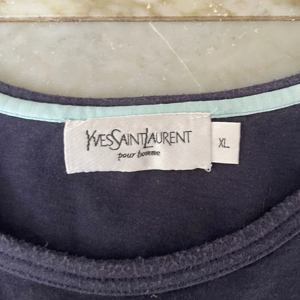 Vintage Yves Saint Laurent t shirt i fint skick! Står Xl på lappen men sitter som M kan säker passa S också beroende på hur man vill att den ska sitta! Hör av dig vid ytterligare frågor! mvh Henry . T-shirts.
