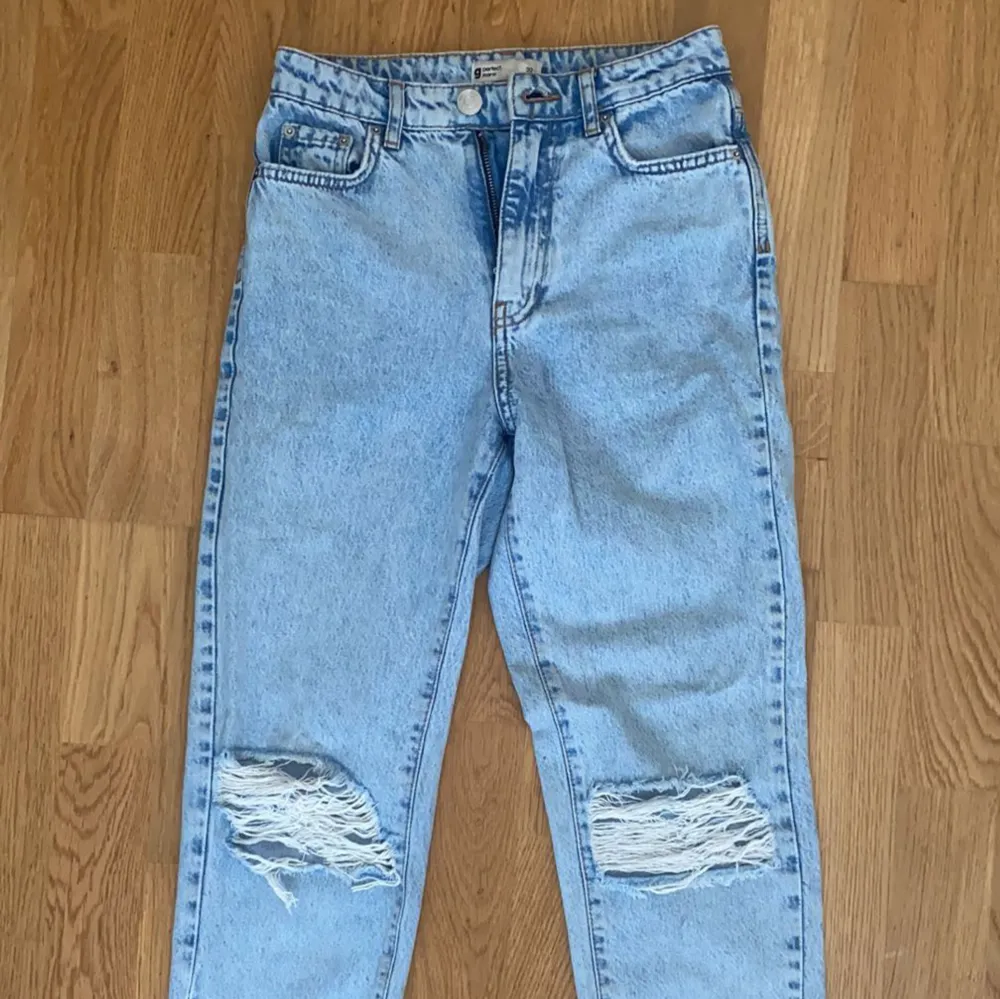 Säljer mina Jeans från Gina då dem inte passar längre. ☀️. Jeans & Byxor.