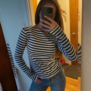 Randig tröja - Snygg blå och vitrandig tröja i 100% bomull. Superskön och mjuk🫂🫂 