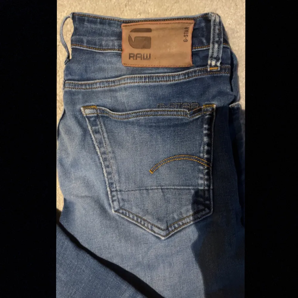 Väldigt snygga G-star raw jeans, modell 3301 slim. skick 9/10 allt är bra och inga defekter finns.  Storlek 29/34. . Jeans & Byxor.