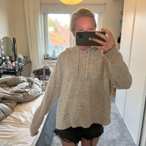 Stickad hoodie  - Snygg stickad hoodie 