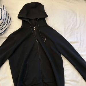 Polo hoodie  - Riktig snygg polo hoodie köpt för 1600kr från Johnells. Säljer pga att den inte används. Storlek medium. Kan tänka mig lite lägre pris vid snabb affär 