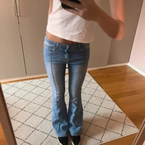 Jeans - Utsvängda jeans som inte kommer till användning