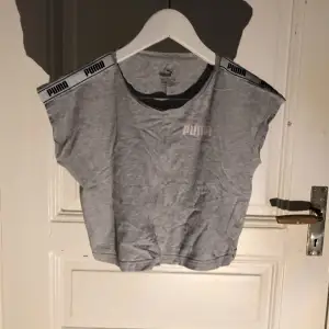 En fin grå T-shirt från puma med lite detaljer på. Med bra skick 💗