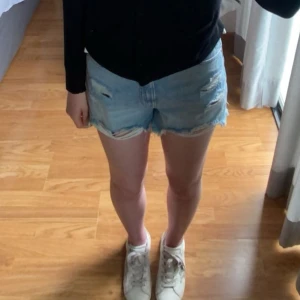 Shorts hm  - Blåa rippade shorts från hm i bra skick. Säljer då de inte passar längre.
