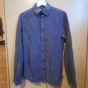 Mörkblå skjorta - Helt oanvänd. Slim fit. Laidback. 