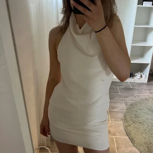 Nakd klänning - Superfin slutsåld klänning från NaKd som passar perfekt till studenten. Endast testad så har prislappen kvar! Säljes då jag inte hann returnera den💕nypris 599🎀